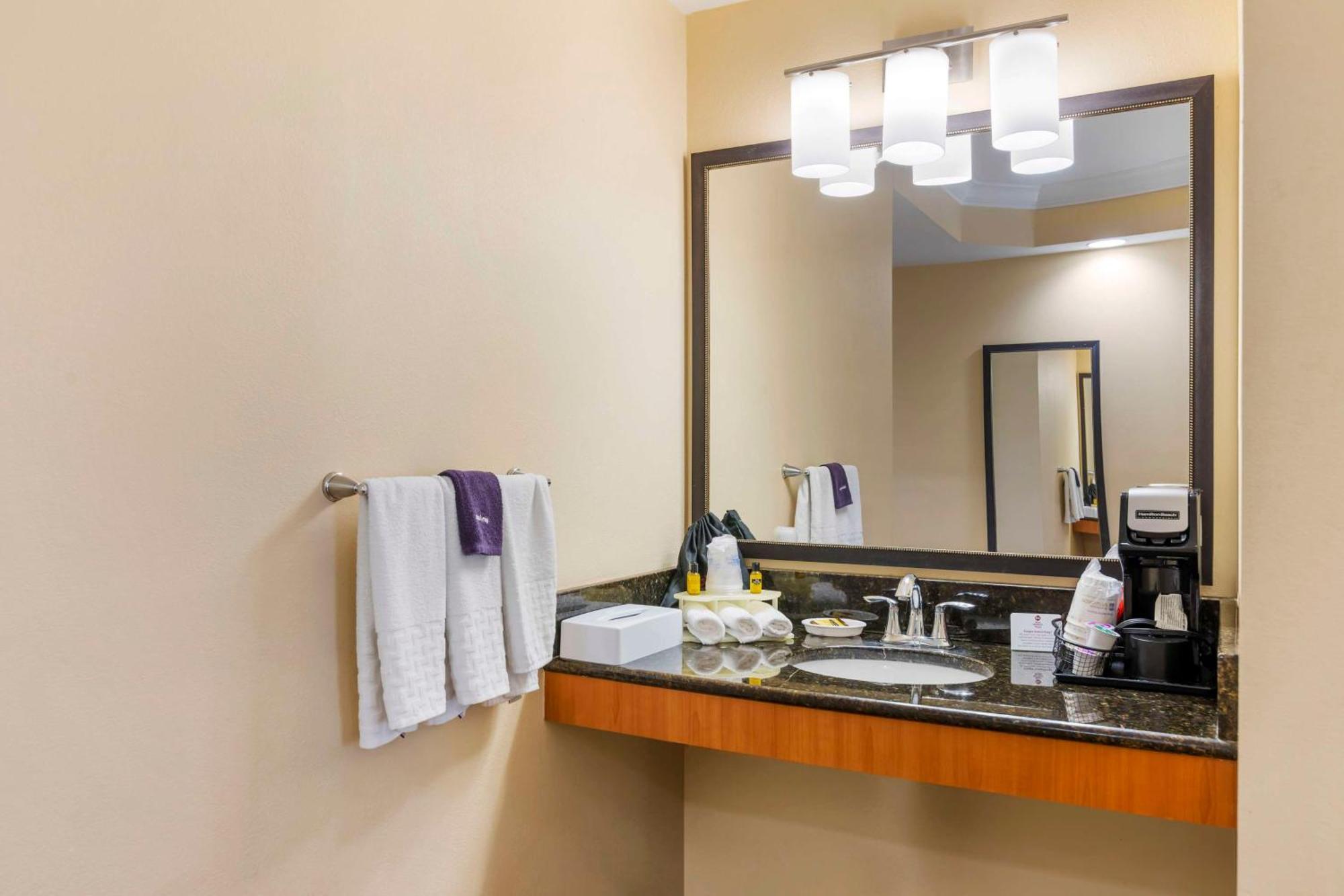 Best Western Plus Кингсленд Екстериор снимка